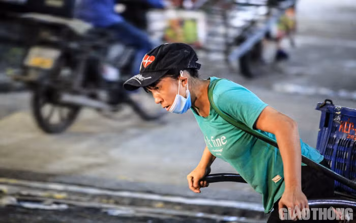 Ước mong lấy công việc làm quà 8/3 của những nữ "cửu vạn" chợ long biên