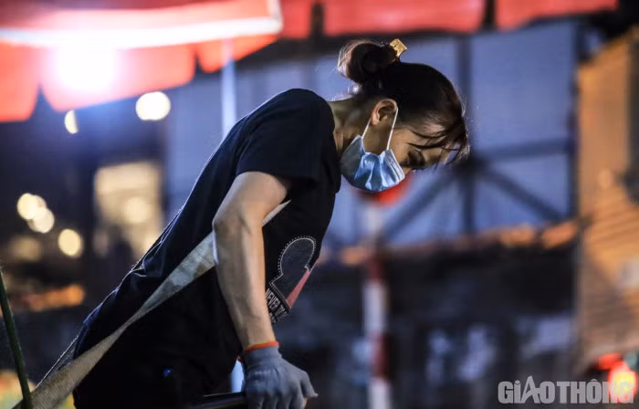 Ước mong lấy công việc làm quà 8/3 của những nữ "cửu vạn" chợ long biên