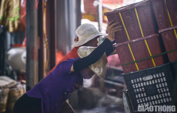 Ước mong lấy công việc làm quà 8/3 của những nữ "cửu vạn" chợ long biên