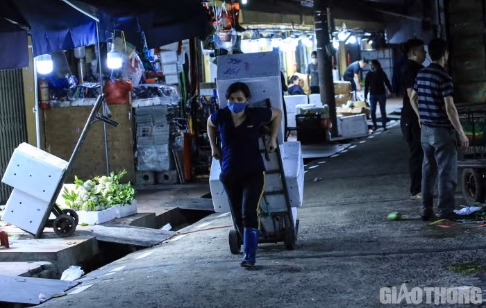 Ước mong lấy công việc làm quà 8/3 của những nữ "cửu vạn" chợ long biên