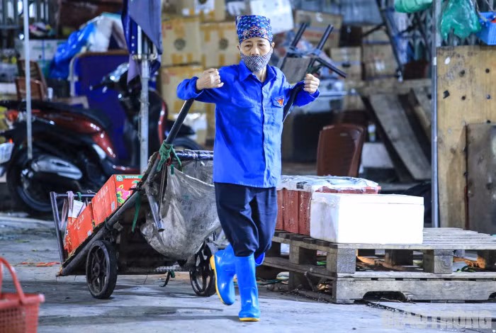 Ước mong lấy công việc làm quà 8/3 của những nữ "cửu vạn" chợ long biên