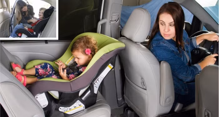 Tại Mỹ, trẻ em từ 2 - 4 tuổi bắt buộc phải ngồi ghế gấp dạng nôi chuyên dụng quay mặt về phía sau (ảnh lớn), trẻ từ 4 - 7 tuổi phải ngồi trong ghế gấp chuyên dụng quay mặt về phía trước (ảnh nhỏ)