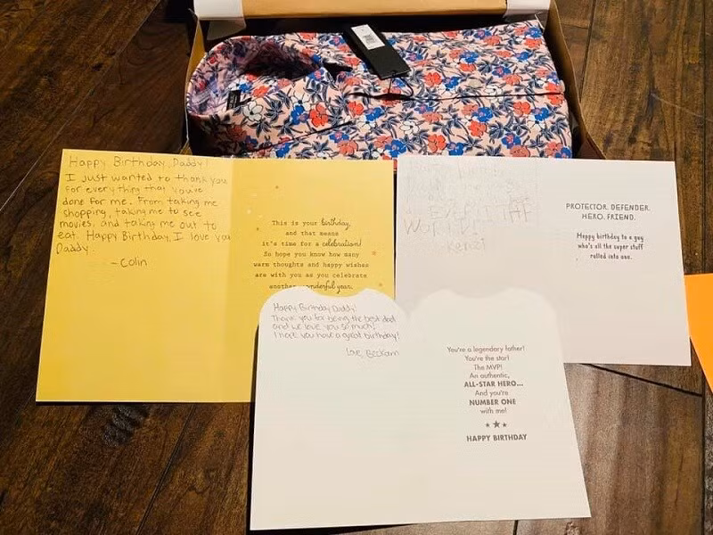 Nam ca sĩ hào hứng khoe món quà đặc biệt của ba người con trai.