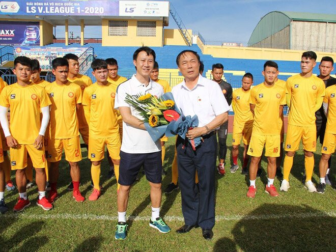 HLV Nguyễn Thành Công trong ngày nhận nhiệm vụ dẫn dắt Thanh Hóa HLV Nguyễn Thành Công trong ngày nhận nhiệm vụ dẫn dắt Thanh Hóa