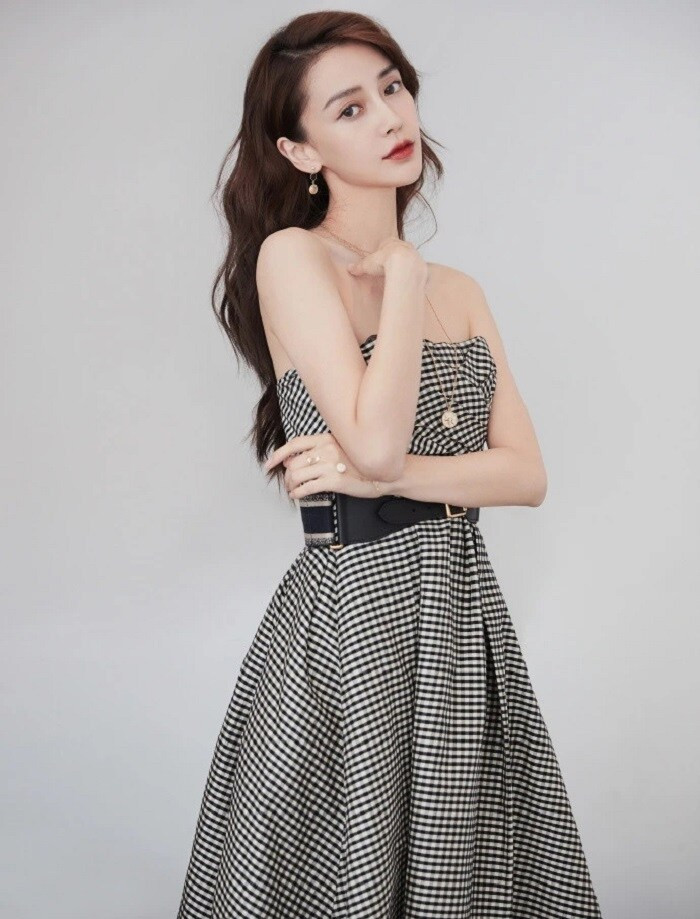 Sina đưa tin, Angela Baby vừa có buổi livestream giao lưu với người hâm mộ. Tại đây, cô xuất hiện xinh đẹp và thanh lịch trong bộ váy caro, khoe làn da trắng nõn nà. Sina đưa tin, Angela Baby vừa có buổi livestream giao lưu với người hâm mộ. Tại đây, cô xuất hiện xinh đẹp và thanh lịch trong bộ váy caro, khoe làn da trắng nõn nà.