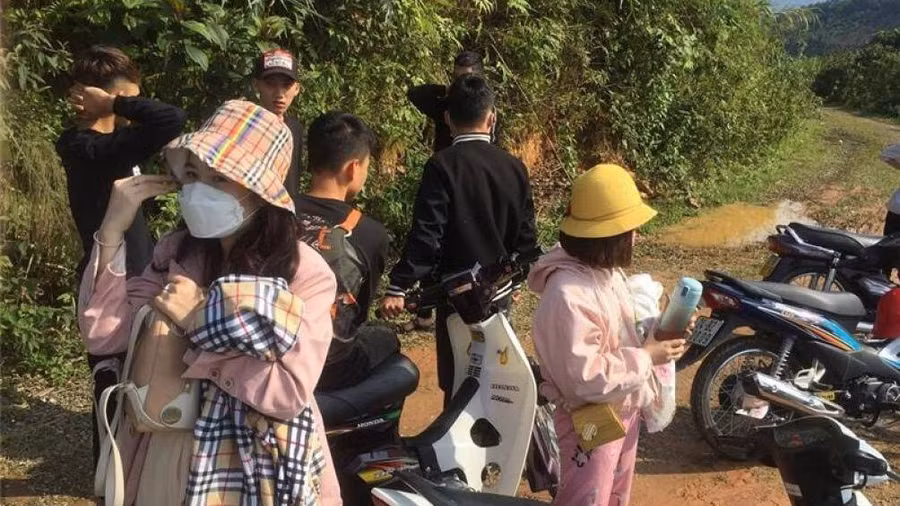 12 trường hợp tập trung chụp ảnh tại khu vực hồ thải Công ty Apatit Lào Cai vừa bị xử phạt (Ảnh: Công an Lào Cai)