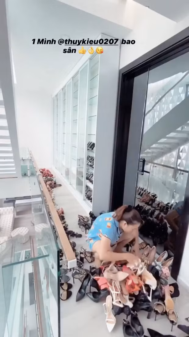 Ước tính có khoảng hàng trăm đôi giày hiệu khác nhau được Ngọc Trinh trưng bầy lên tủ