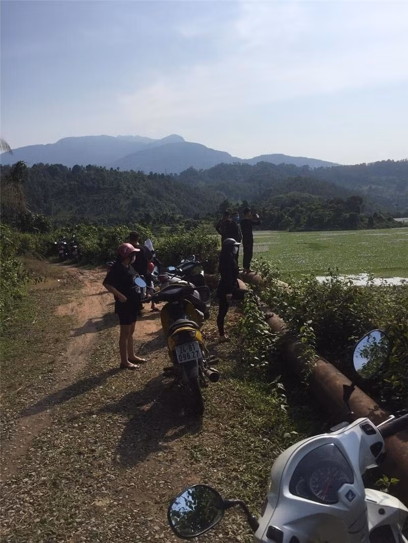 Những người này tập trung ra hồ để chụp ảnh Hoa lục bình (Ảnh: Công an Lào Cai)