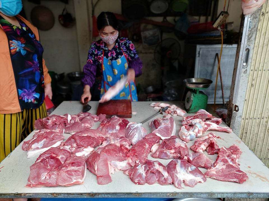 Thị trường ghi nhận mức giảm lợn hơi xuống dưới 100 nghìn đồng/kg, song thịt lợn bán lẻ vẫn đang neo mức cao và không có dấu hiệu giảm. Thị trường ghi nhận mức giảm lợn hơi xuống dưới 100 nghìn đồng/kg, song thịt lợn bán lẻ vẫn đang neo mức cao và không có dấu hiệu giảm.