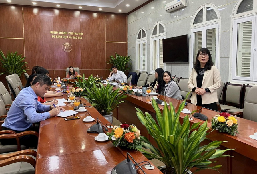 Đại diện Trường THCS-THPT Nguyễn Tất Thành chia sẻ kinh nghiệm chăm sóc sức khoẻ học sinh tại hội nghị.