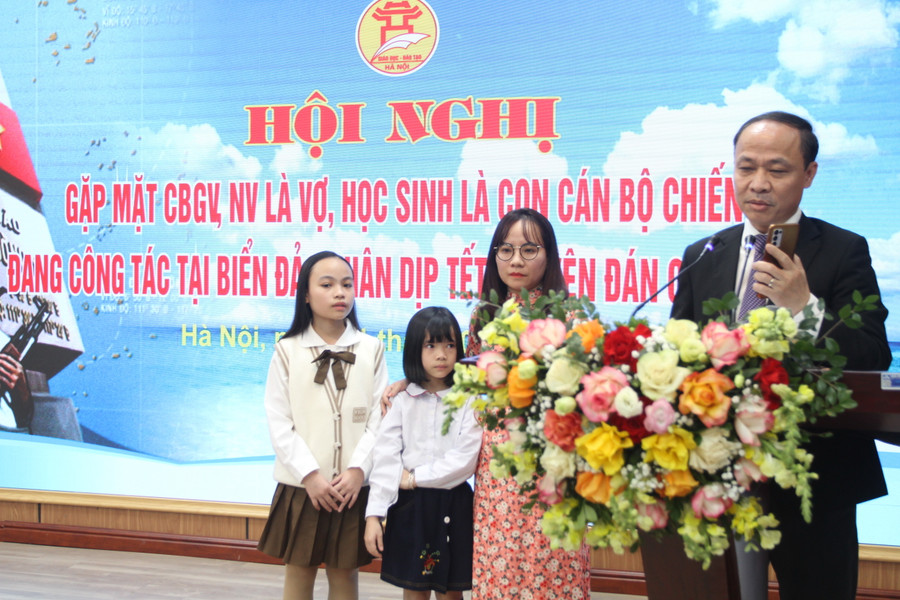 Ông Nguyễn Quang Tuấn hỏi thăm, gửi lời chúc sức khỏe đến chiến sỹ Trần Hoàng Anh.