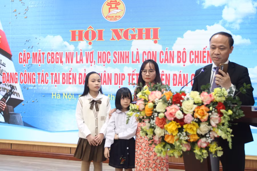 Ông Nguyễn Quang Tuấn hỏi thăm, gửi lời chúc sức khỏe đến chiến sỹ Trần Hoàng Anh.