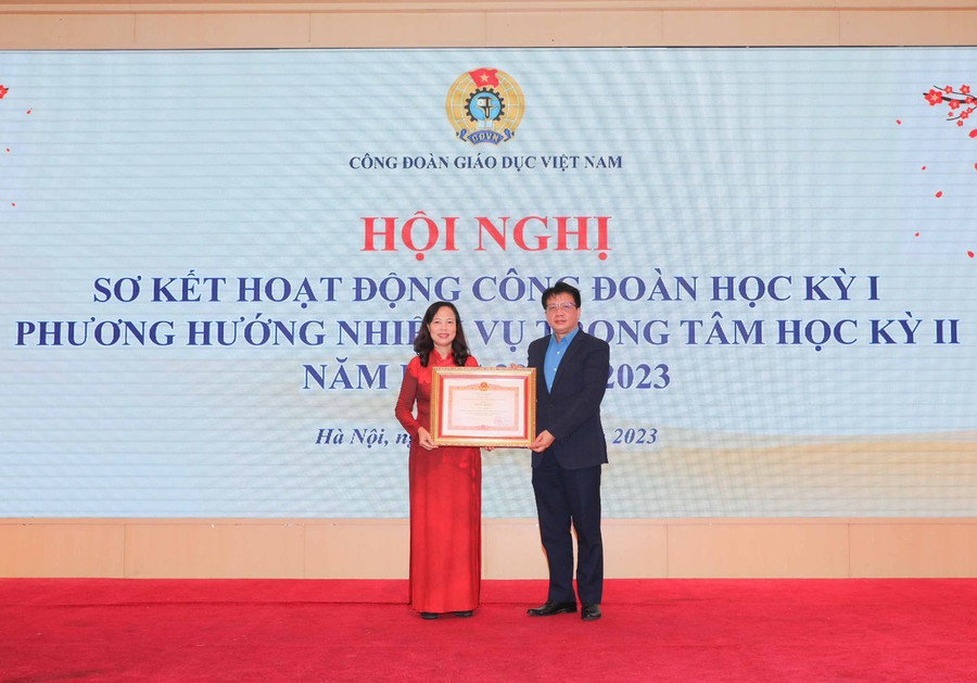 Trao bằng khen của Thủ tướng Chính phủ cho bà Vũ Thị Ngọc- Phó Chánh văn phòng Công đoàn Giáo dục Việt Nam. Trao bằng khen của Thủ tướng Chính phủ cho bà Vũ Thị Ngọc- Phó Chánh văn phòng Công đoàn Giáo dục Việt Nam.