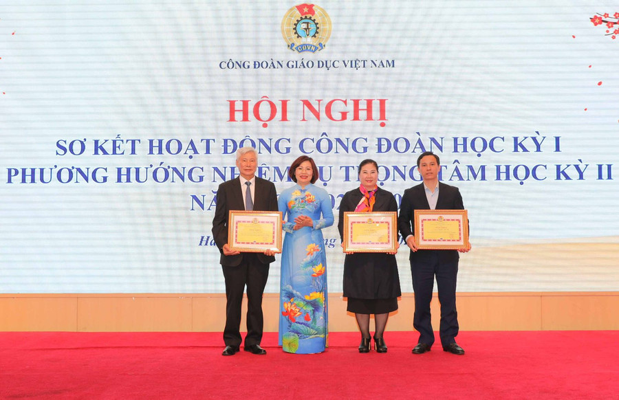 Tặng bằng khen của Công đoàn Giáo dục Việt Nam cho các cá nhân. Tặng bằng khen của Công đoàn Giáo dục Việt Nam cho các cá nhân.