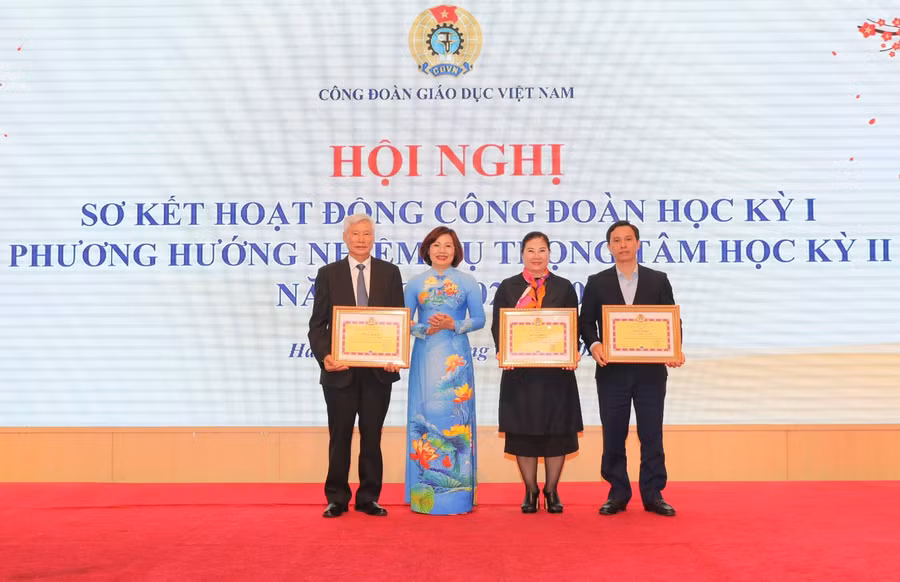 Tặng bằng khen của Công đoàn Giáo dục Việt Nam cho các cá nhân.