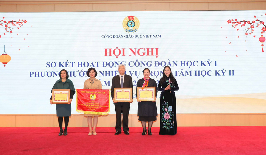Tặng cờ thi đua và bằng khen của Công đoàn Giáo dục Việt Nam cho các tập thể. Tặng cờ thi đua và bằng khen của Công đoàn Giáo dục Việt Nam cho các tập thể.