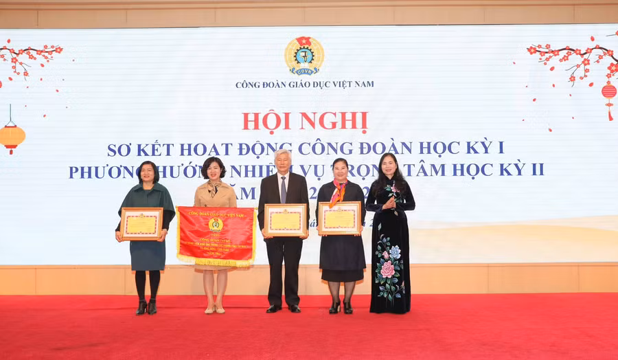 Tặng cờ thi đua và bằng khen của Công đoàn Giáo dục Việt Nam cho các tập thể.
