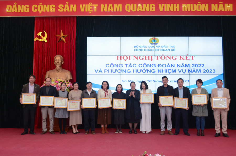 Chủ tịch Công đoàn cơ quan Bộ GD&amp;ĐT Trịnh Hoài Thu tặng giấy khen cho các cá nhân.