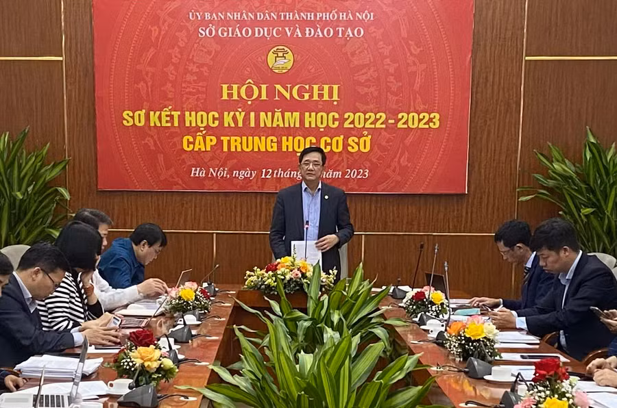 Phó Giám đốc Sở GD&ĐT Hà Nội Phạm Xuân Tiến chủ trì hội nghị.