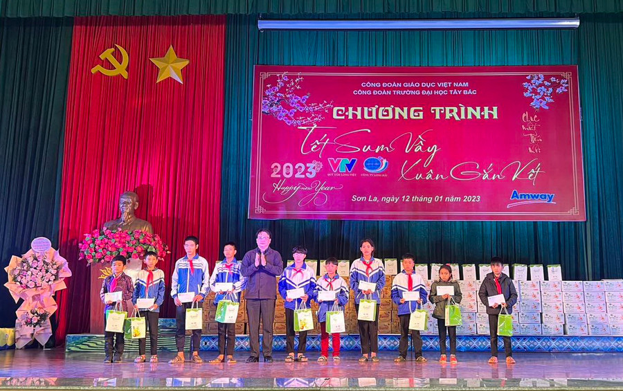 Ông Nguyễn Ngọc Ân trao quà cho các em học sinh.