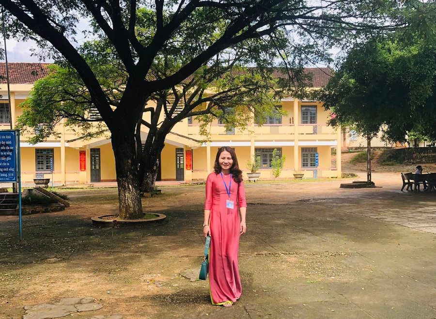 Cô Tạ Thị Kim Thoa bên ngôi trường vùng cao. Cô Tạ Thị Kim Thoa bên ngôi trường vùng cao.