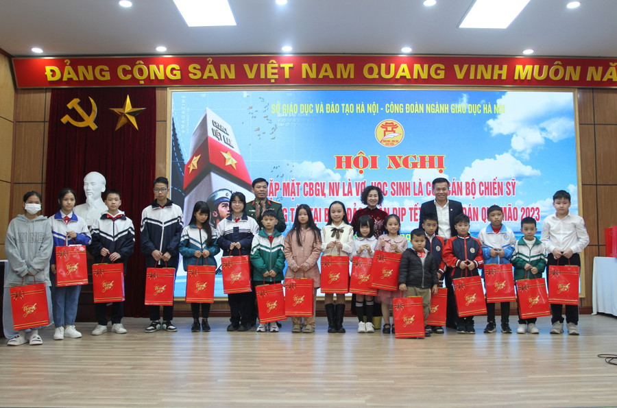 Công đoàn ngành Giáo dục Hà Nội tặng quà cho các học sinh là con chiến sỹ.