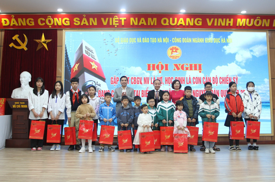 Lãnh đạo Sở GD&amp;ĐT Hà Nội tặng quà cho các học sinh là con chiến sỹ.