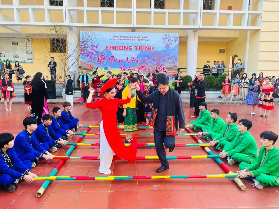 Chủ tịch Công đoàn Giáo dục Việt Nam Nguyễn Ngọc Ân tham gia chương trình “Tết Sum vầy - Xuân gắn kết 2023” tại Trường Đại học Tây Bắc.