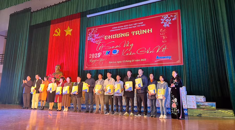 Công đoàn Giáo dục Việt Nam tặng quà các nhà giáo, người lao động