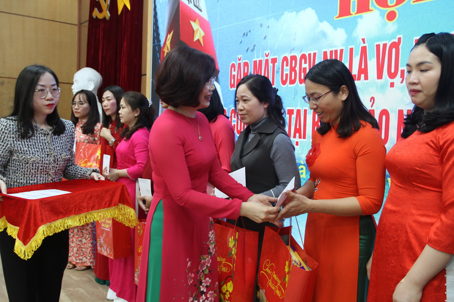 Phó Chủ tịch Công đoàn Giáo dục Việt Nam Đặng Hoàng Anh tặng quà cho các giáo viên