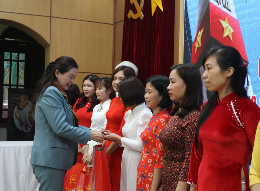 Phó Giám đốc Sở GD&amp;ĐT Hà Nội Trần Lưu Hoa tặng quà cho các giáo viên.