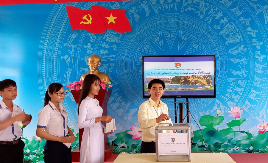 Thầy Lê Minh Trường cùng học sinh Trường THPT Cao Lãnh 2, Đồng Tháp trong buổi sinh hoạt ngoại khóa.