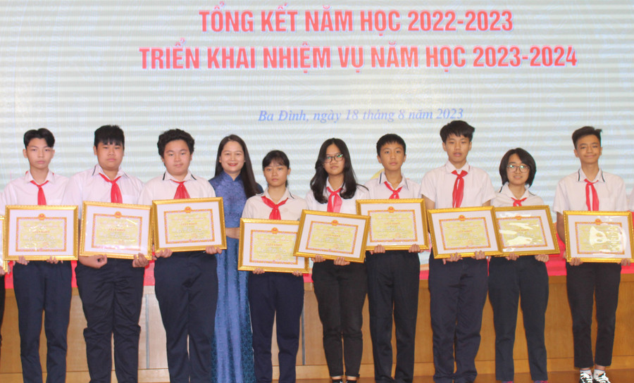 Bà Phạm Thị Diễm - Phó Chủ tịch UBND quận Ba Đình trao khen thưởng của quận cho học sinh giỏi. Bà Phạm Thị Diễm - Phó Chủ tịch UBND quận Ba Đình trao khen thưởng của quận cho học sinh giỏi.