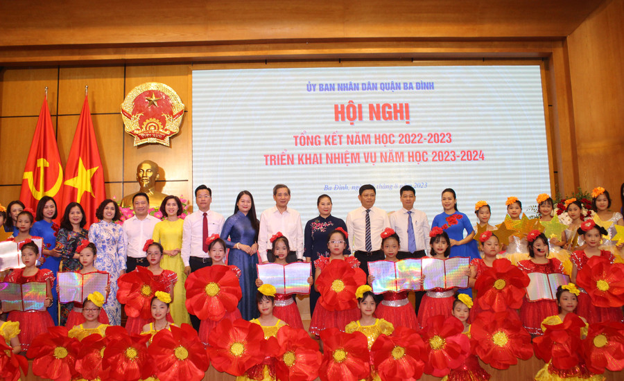 Đại biểu chụp ảnh lưu niệm tại hội nghị. Đại biểu chụp ảnh lưu niệm tại hội nghị.