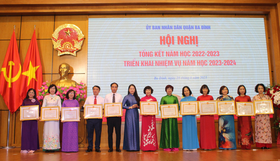 Bà Phạm Thị Diễm - Phó Chủ tịch UBND quận Ba Đình trao khen thưởng cho tập thể và giáo viên có thành tích xuất sắc năm học 2022 - 2023. Bà Phạm Thị Diễm - Phó Chủ tịch UBND quận Ba Đình trao khen thưởng cho tập thể và giáo viên có thành tích xuất sắc năm học 2022 - 2023.