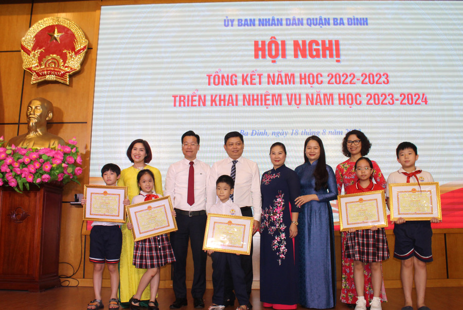 Bà Trịnh Hoài Thu - Phó Vụ trưởng, Vụ Giáo dục Tiểu học - Bộ GD&ĐT (thứ 3 từ phải sang trái phía hàng sau) và lãnh đạo quận Ba Đình chúc mừng học sinh giỏi. Bà Trịnh Hoài Thu - Phó Vụ trưởng, Vụ Giáo dục Tiểu học - Bộ GD&ĐT (thứ 3 từ phải sang trái phía hàng sau) và lãnh đạo quận Ba Đình chúc mừng học sinh giỏi.