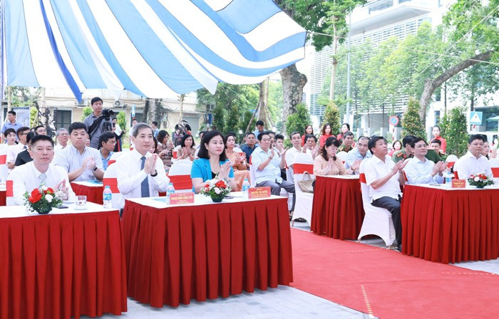 Các đại biểu dự buổi lễ.