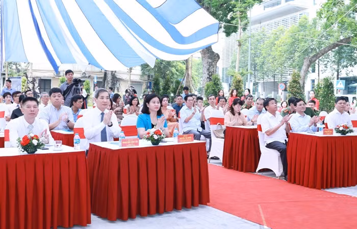 Các đại biểu dự buổi lễ.