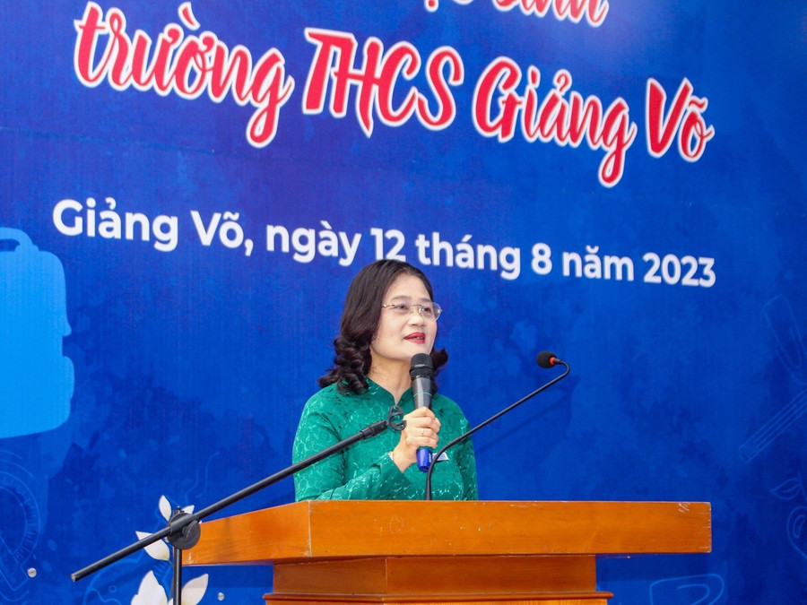 Cô Tô Thị Hải Yến - Hiệu trưởng trường THCS Giảng Võ chúc mừng và căn dặn học sinh đến trường. Cô Tô Thị Hải Yến - Hiệu trưởng trường THCS Giảng Võ chúc mừng và căn dặn học sinh đến trường.