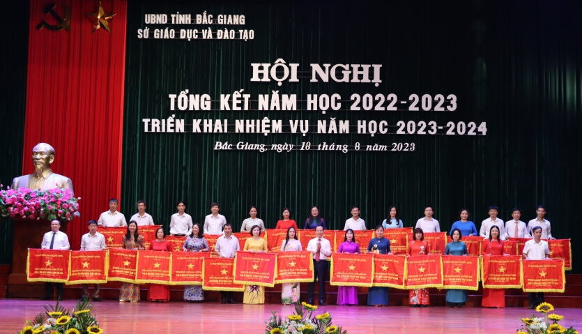 Trao khen thưởng cho các tập thể có thành tích xuất sắc trong năm học 2022 - 2023.