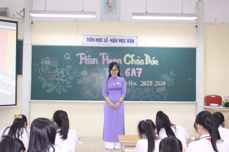 Cô giáo chủ nhiệm lớp 6A7 chào mừng các em học sinh, căn dặn thời khóa biểu, phổ biến nội quy của nhà trường.