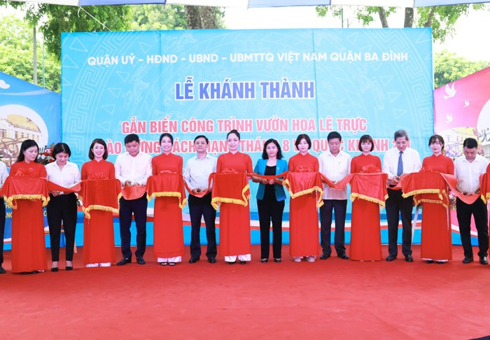 Bà Nguyễn Thị Tuyến - Phó Bí thư Thường trực Thành ủy Hà Nội và đại diện lãnh đạo Thành phố, quận Ba Đình cắt băng khánh thành công trình.