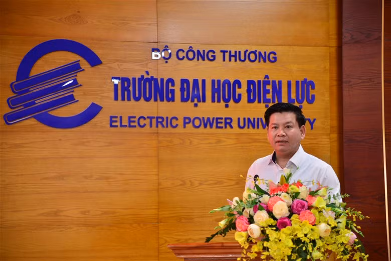 PGS.TS Đinh Văn Châu - Quyền Hiệu trưởng Trường Đại học Điện lực phát biểu.