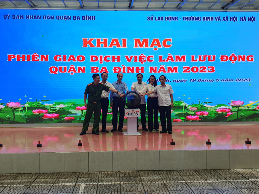 Lãnh đạo Sở LĐTB&XH Hà Nội, UBND quận Ba Đình khai mạc phiên giao dịch việc làm. Lãnh đạo Sở LĐTB&XH Hà Nội, UBND quận Ba Đình khai mạc phiên giao dịch việc làm.