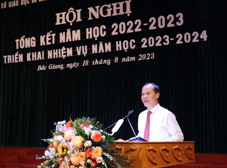 Ông Mai Sơn - Phó Chủ tịch Thường trực UBND tỉnh Bắc Giang biểu dương thành tích mà tập thể, cá nhân ngành GD&amp;ĐT của tỉnh đã đạt được trong năm học vừa qua.