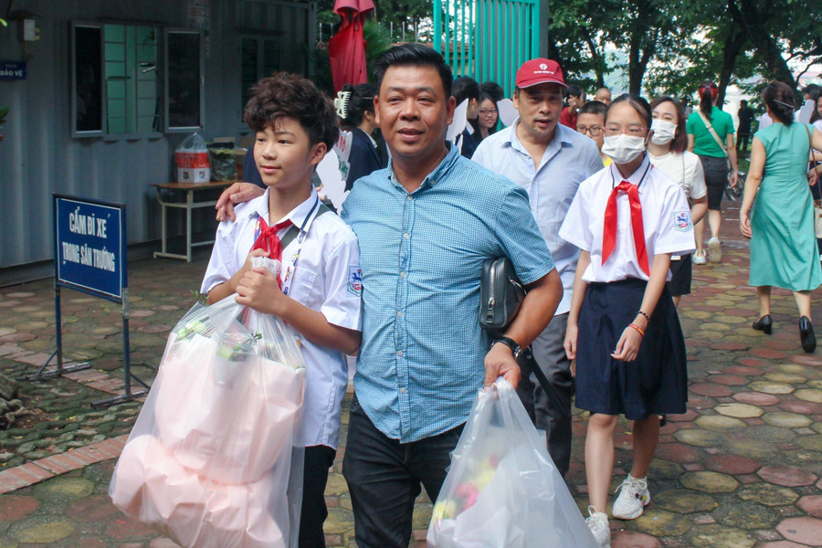 Anh Nguyễn Đức Ninh và em Nguyễn Đức Hải Lâm phấn khởi cầm theo bó hoa to để tặng cô giáo. Anh Nguyễn Đức Ninh và em Nguyễn Đức Hải Lâm phấn khởi cầm theo bó hoa to để tặng cô giáo.