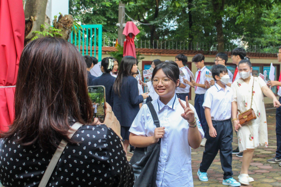 Học sinh lớp 6 hân hoan được chào đón. Học sinh lớp 6 hân hoan được chào đón.