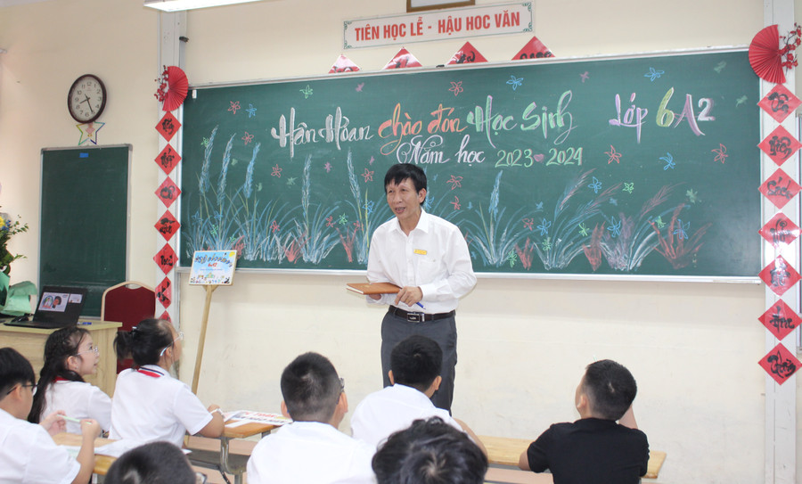 Thầy Vi Mạnh Tường - GV chủ nhiệm lớp 6A2 gặp mặt, căn dặn học trò trong ngày đầu tới lớp. Thầy Vi Mạnh Tường - GV chủ nhiệm lớp 6A2 gặp mặt, căn dặn học trò trong ngày đầu tới lớp.