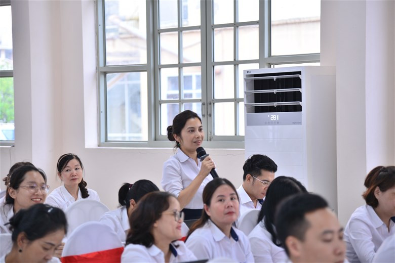 Đại biểu nêu ý kiến tại hội nghị. Đại biểu nêu ý kiến tại hội nghị.