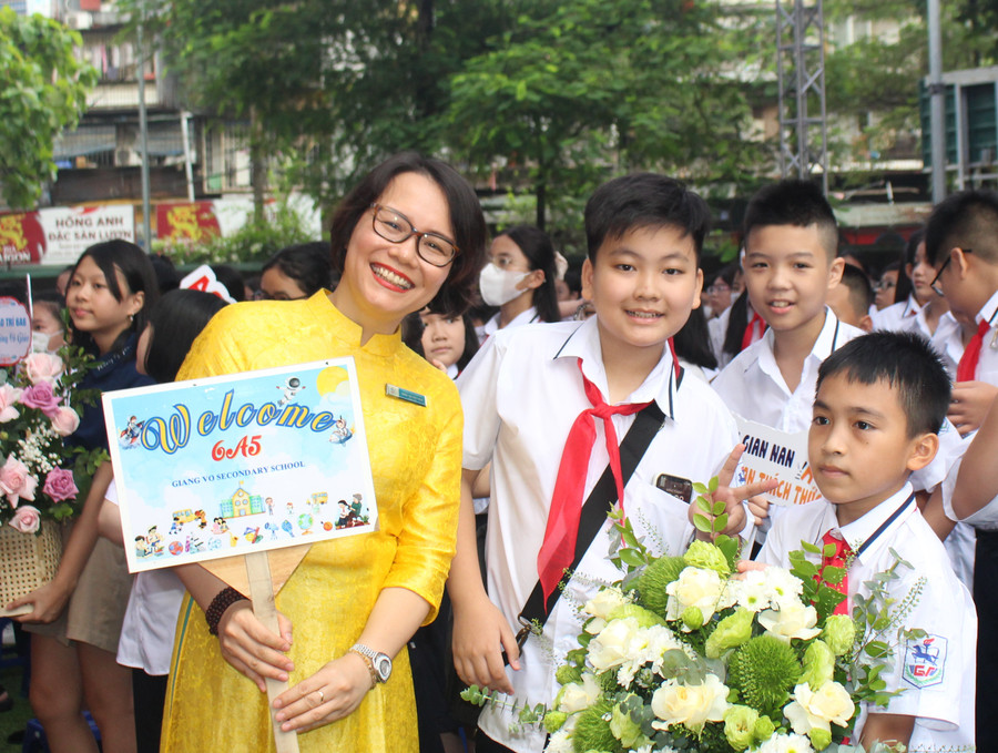 Giáo viên chủ nhiệm lưu lại hình ảnh ngày đầu đến trường của học trò. Giáo viên chủ nhiệm lưu lại hình ảnh ngày đầu đến trường của học trò.